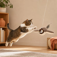 Gato saltando para atrapar el Gorrión Aleteo de PawsAddict
